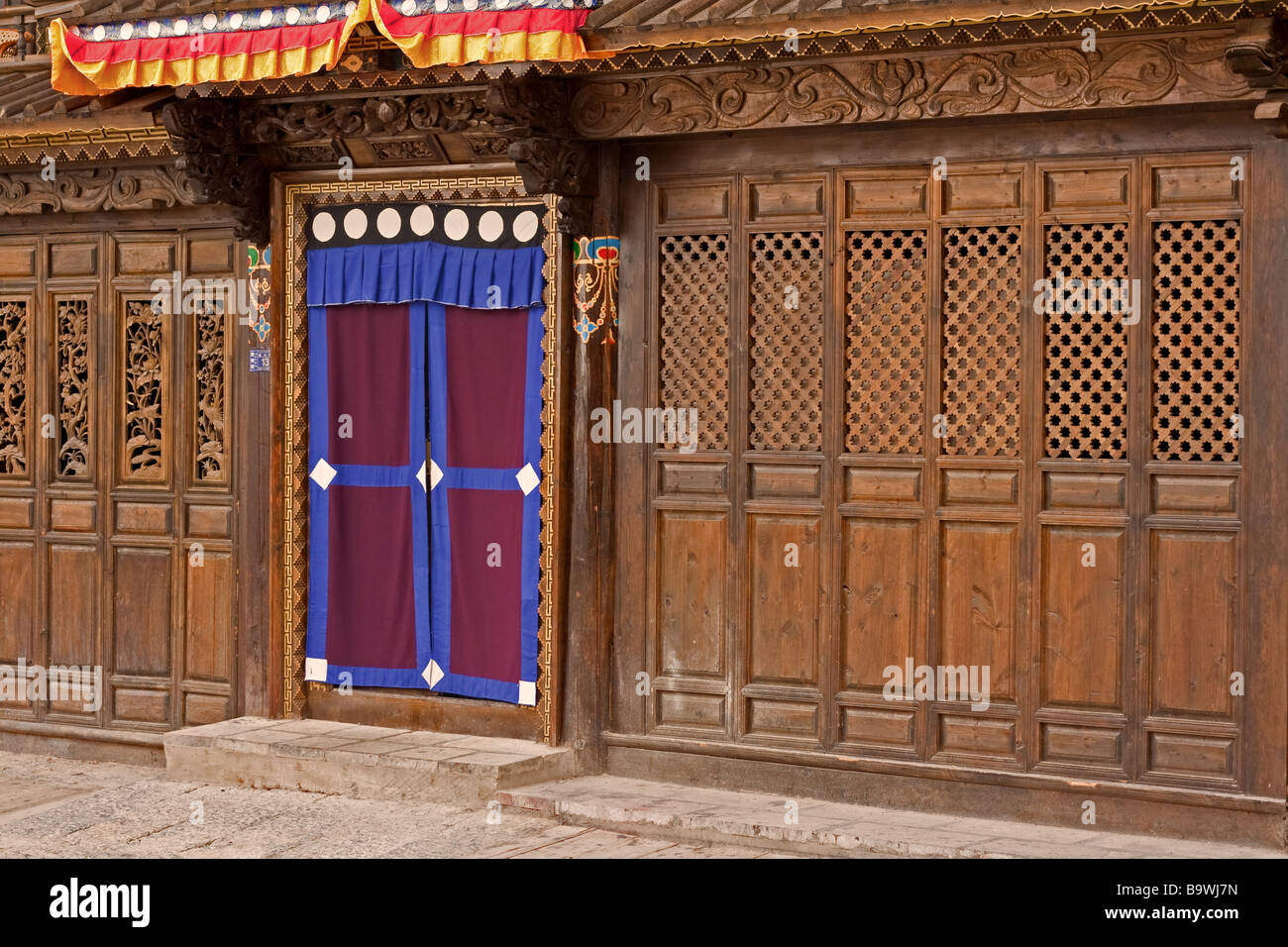 Alte tibetische Haus Fassade in Zhongdians alten Stadt, Provinz Yunnan, China Stockfoto