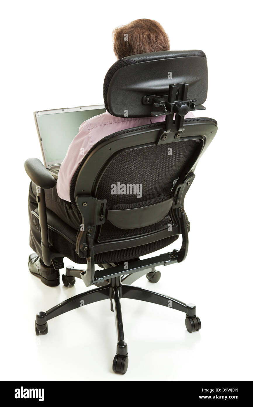 Rückansicht eines Geschäftsmannes in einem ergonomischen Stuhl sitzt und mit seinem Computer Ganzkörper isoliert auf weiss Stockfoto