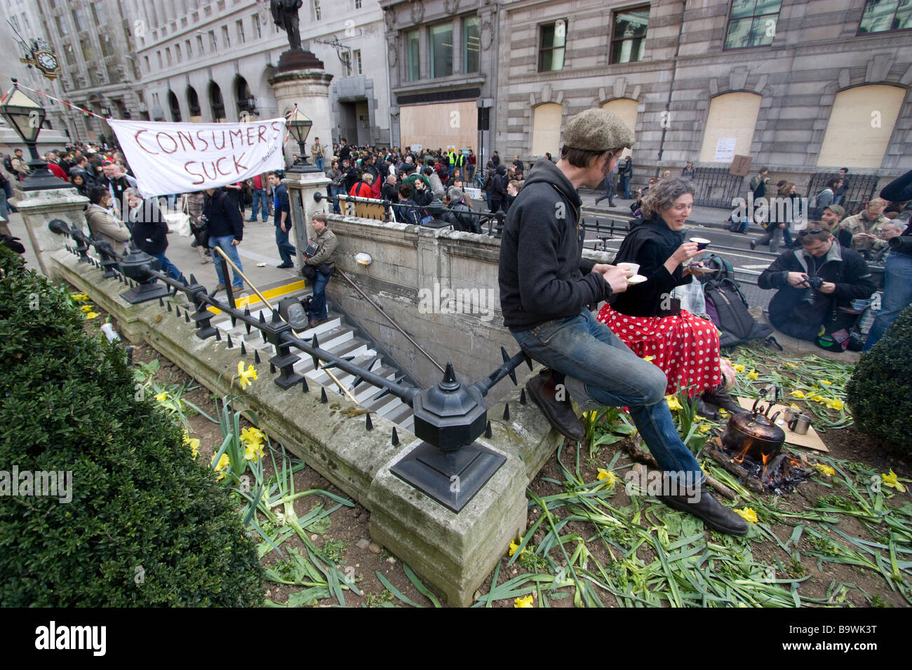 G20-Demonstration London Demonstranten teilen eine Tasse Tee im Garten vor der Bank of england Stockfoto