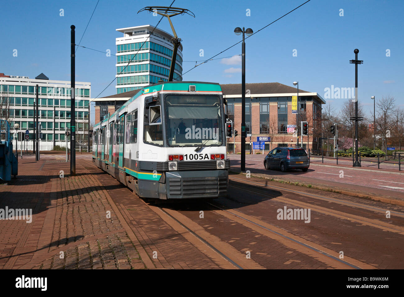 Straßenbahn verlassen Salford Quays, Manchester, Lancashire, England, Großbritannien. Stockfoto