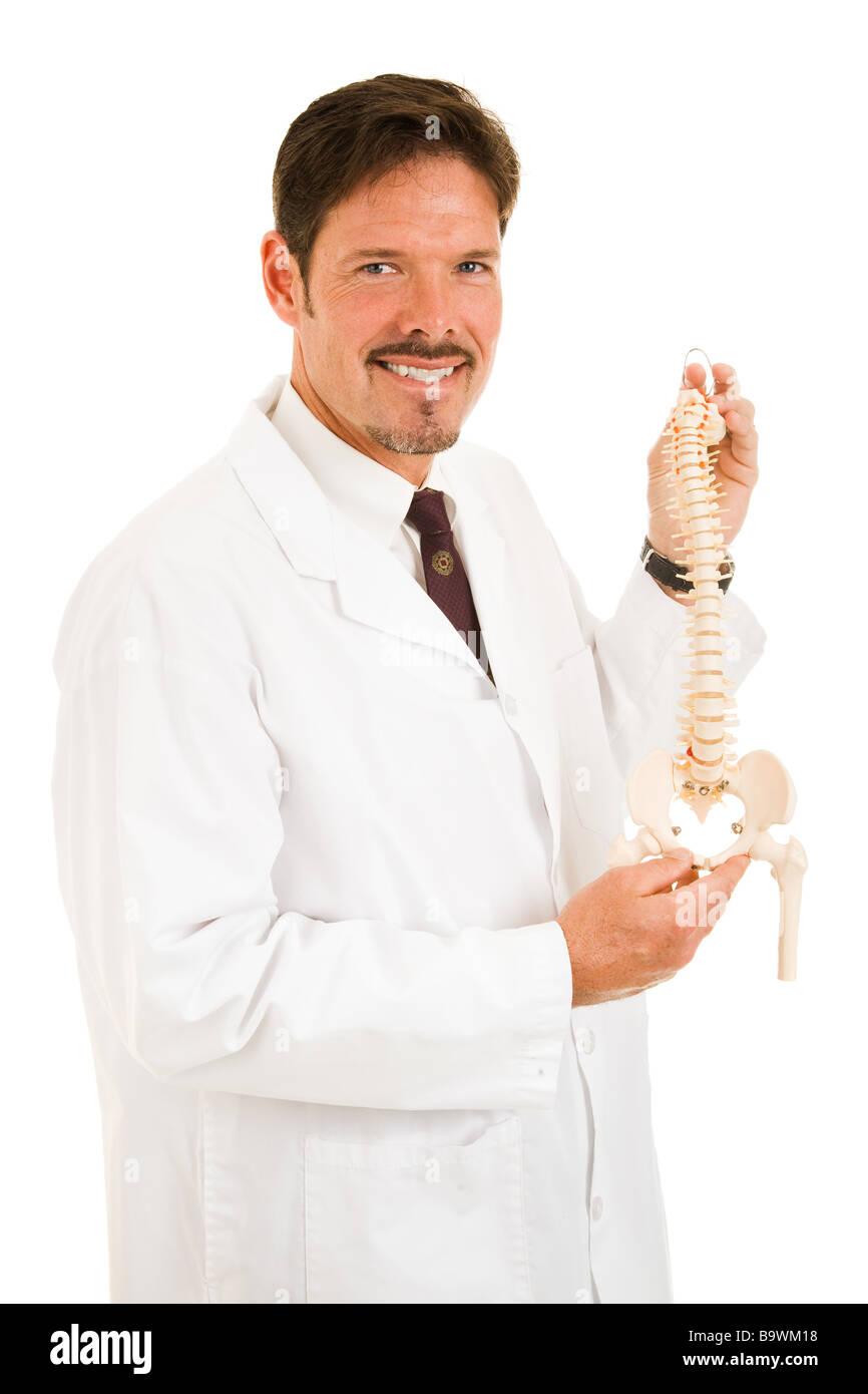Gut aussehend Chiropraktiker hält ein Modell der menschlichen Wirbelsäule isoliert auf weiß Stockfoto
