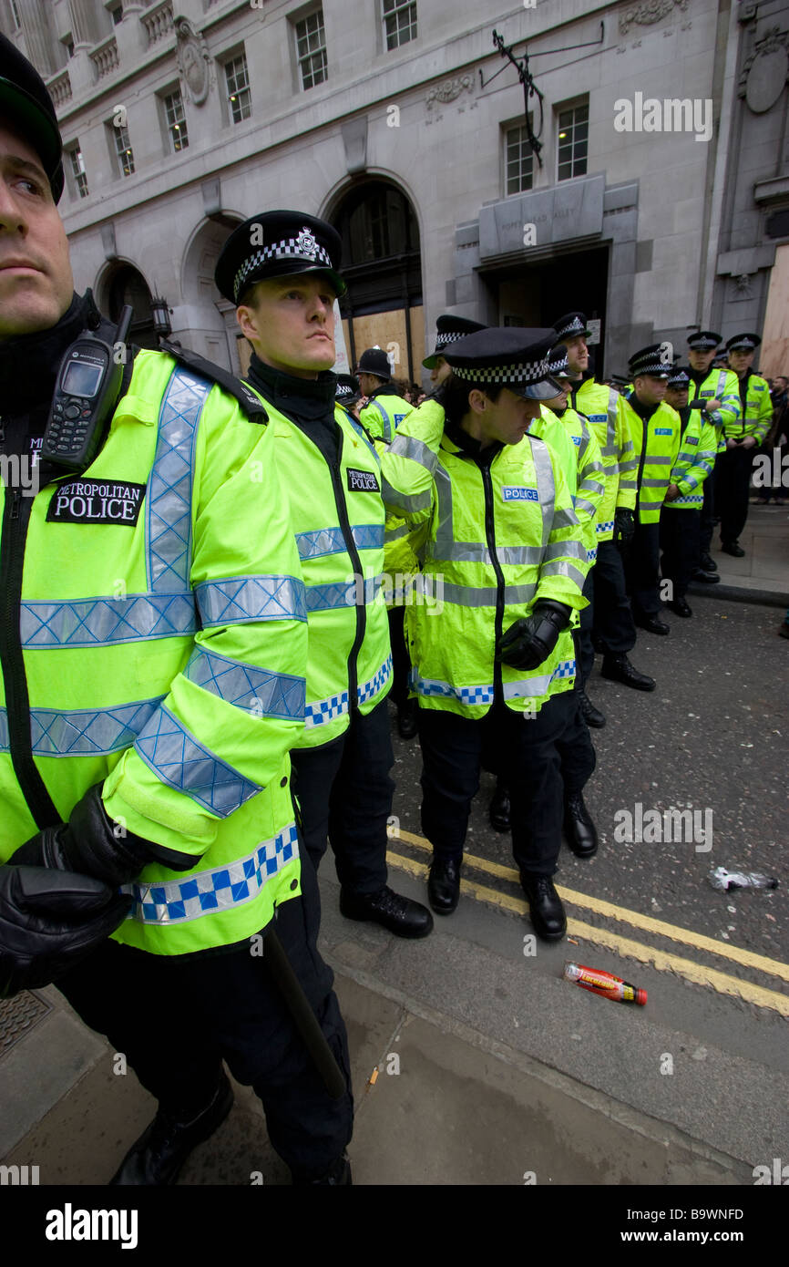 G20-Demonstration London die dünne blaue Linie Linie von Polizeibeamten Stockfoto