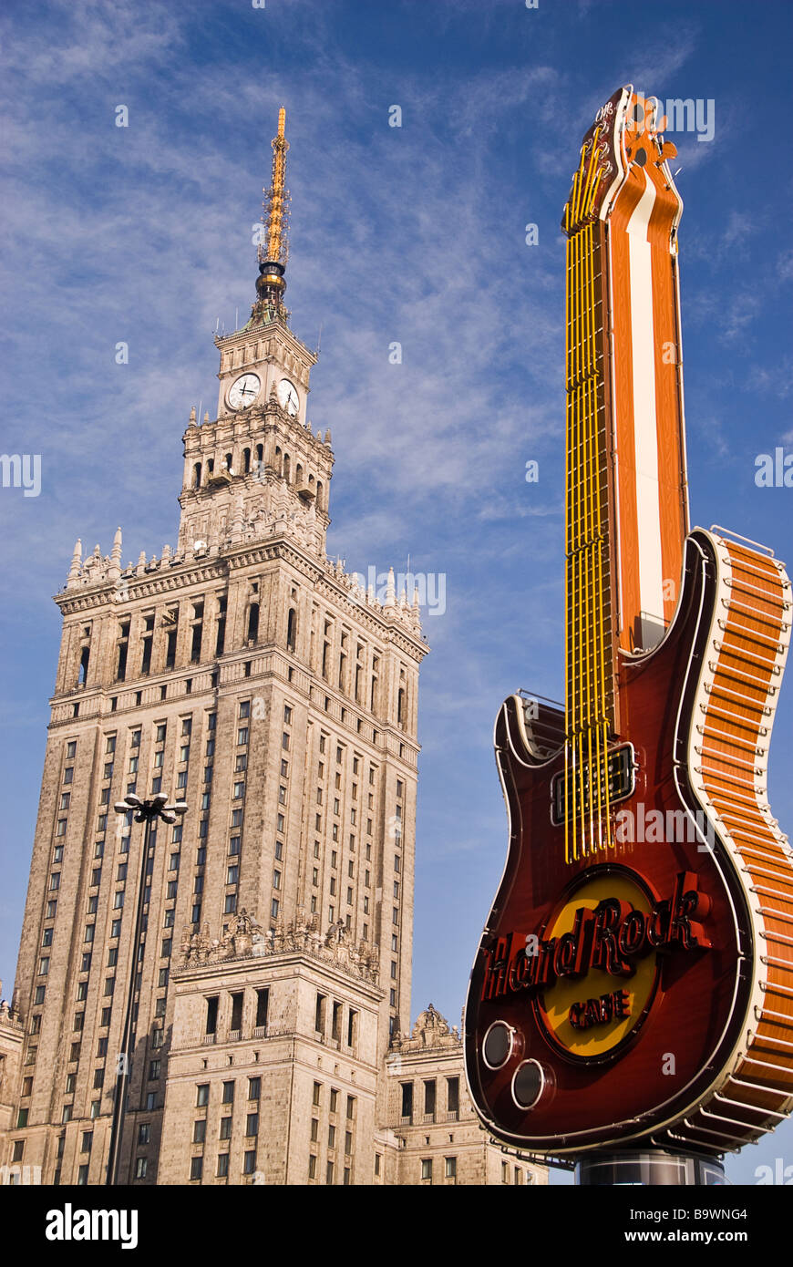 Straßen von Warschau mit der kommunistischen Palac Kultury ich Nauki Gebäude und das Hard Rock Cafe unterzeichnen, Polen, Europa. Stockfoto