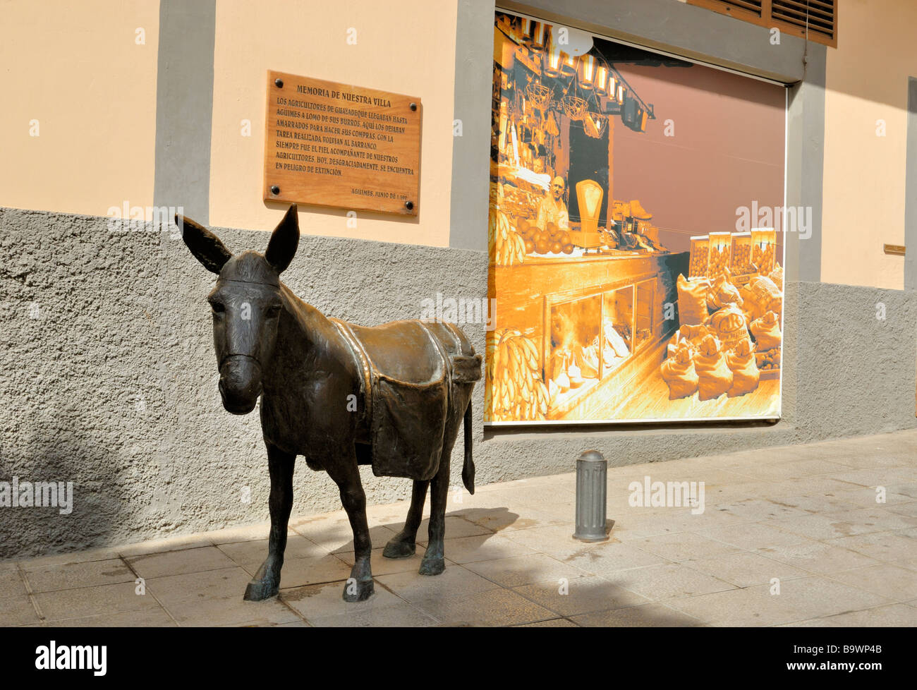Die Bronzestatue des Esel in Calle el Progreso. Aguimes, Gran Canaria, Kanarische Inseln, Spanien, Europa. Stockfoto