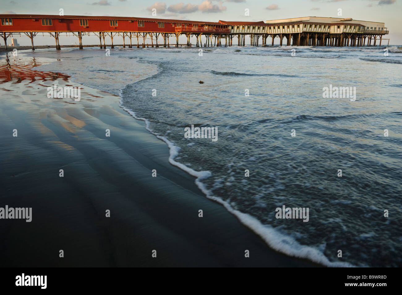 Eine Anlegestelle am Strand von Galveston, Texas. Stockfoto