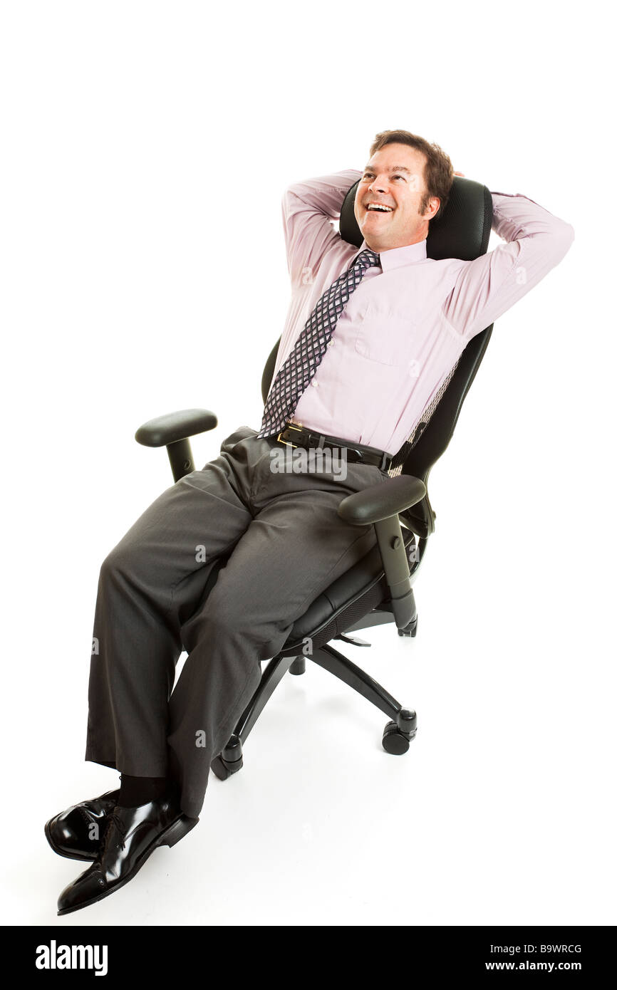 Geschäftsmann lehnt sich zurück und entspannt in seinem komfortablen ergonomischen Stuhl isoliert auf weiß Stockfoto