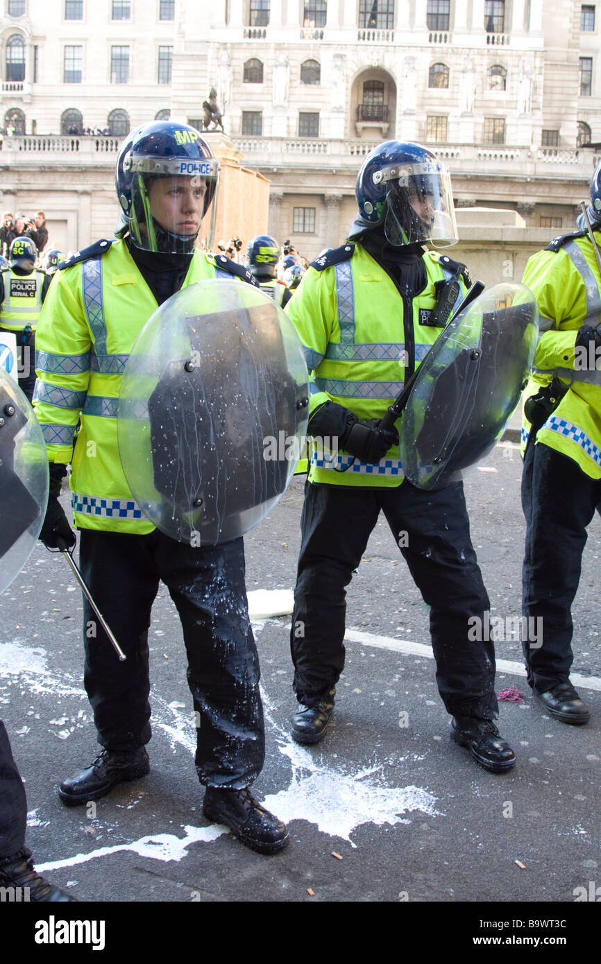 Bereitschaftspolizei am G20-Gipfel Proteste außerhalb der Bank of England City of London UK Stockfoto