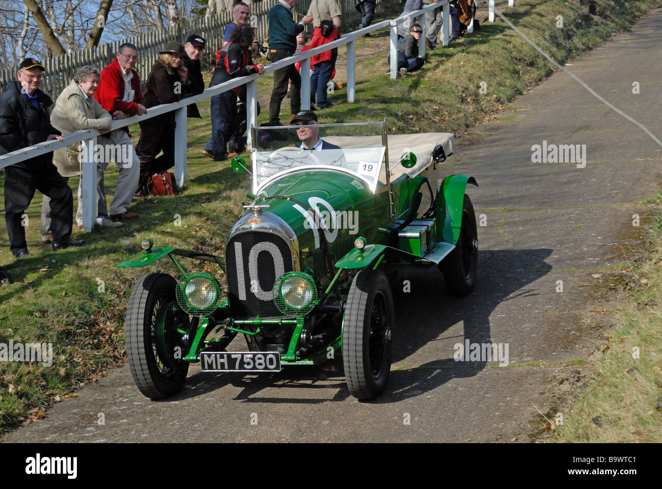 MH-7580 1925 Bentley 3 Liter Alan Minchin absteigend mit Geschwindigkeit auf der Brooklands Museum Test Hill Challenge feiert die Stockfoto