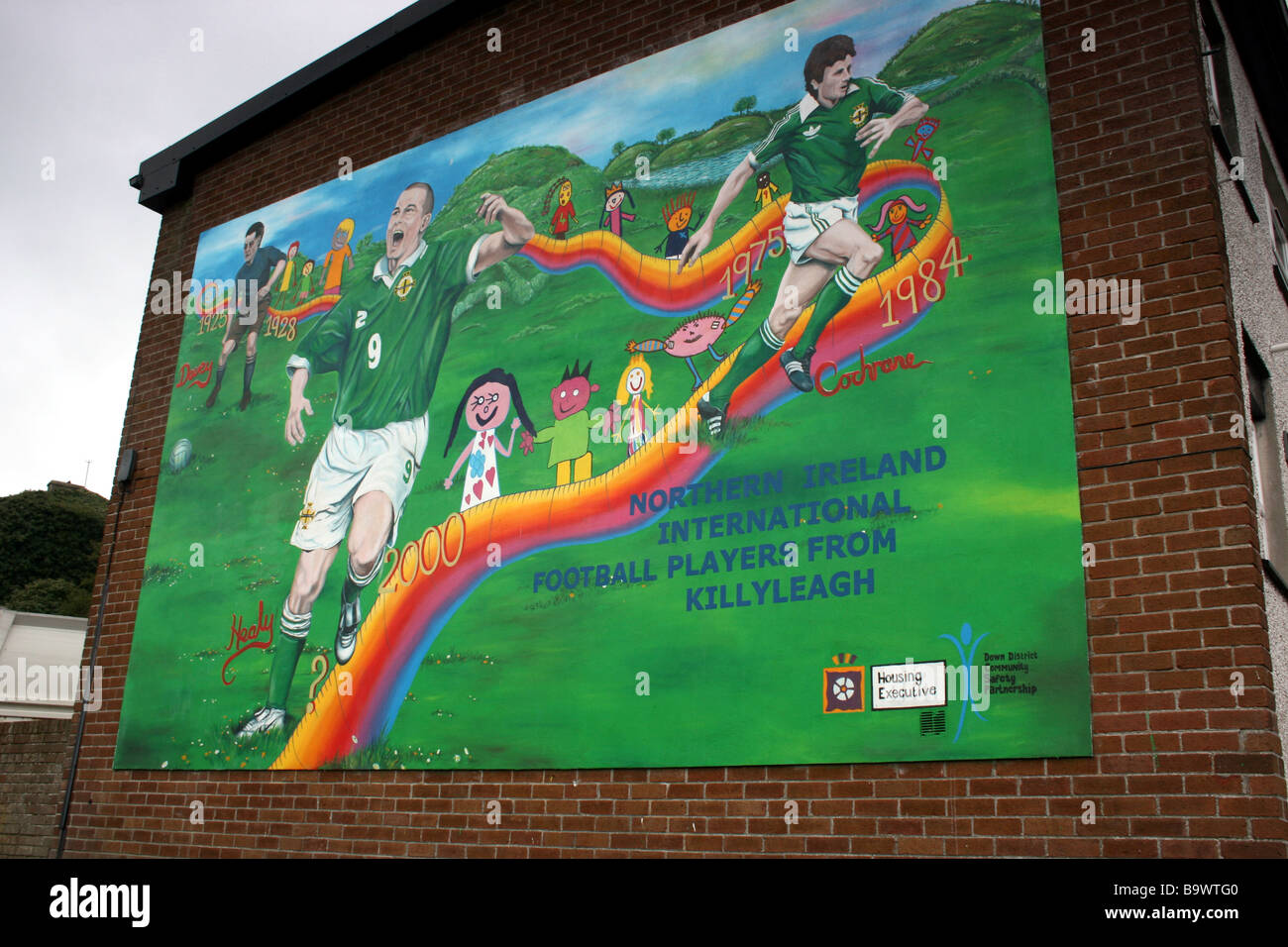 Wandbild auf Mauerbau feiern eine Reihe von Nordirland International Fußballer aus der Stadt Killyleagh Stockfoto