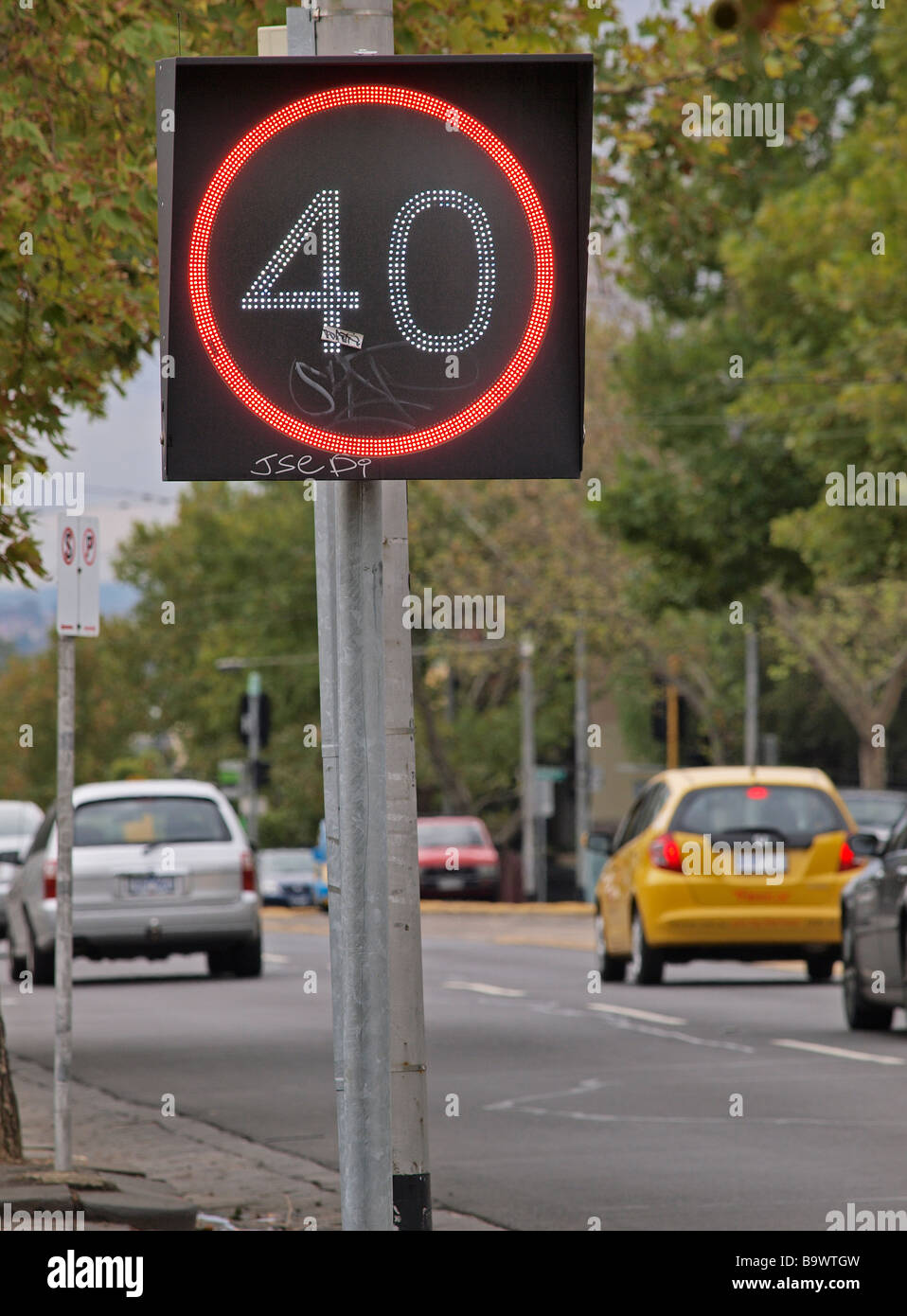 40 KILOMETER PRO STUNDE GESCHWINDIGKEIT WARNUNG ANMELDEN NICHOLSON STREET MELBOURNE VICTORIA AUSTRALIEN Stockfoto