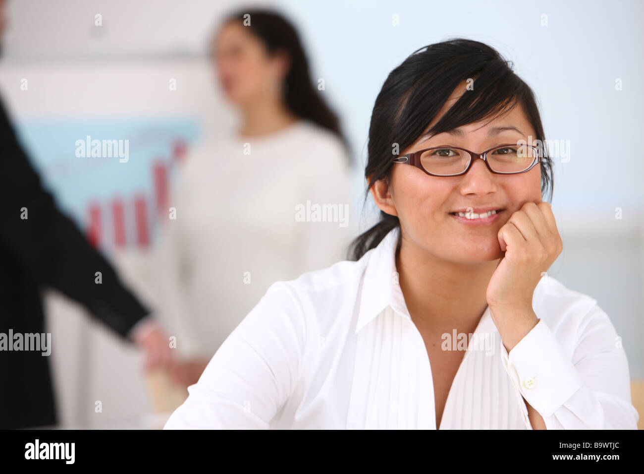 Porträt der Geschäftsfrau mit Menschen im Hintergrund Stockfoto