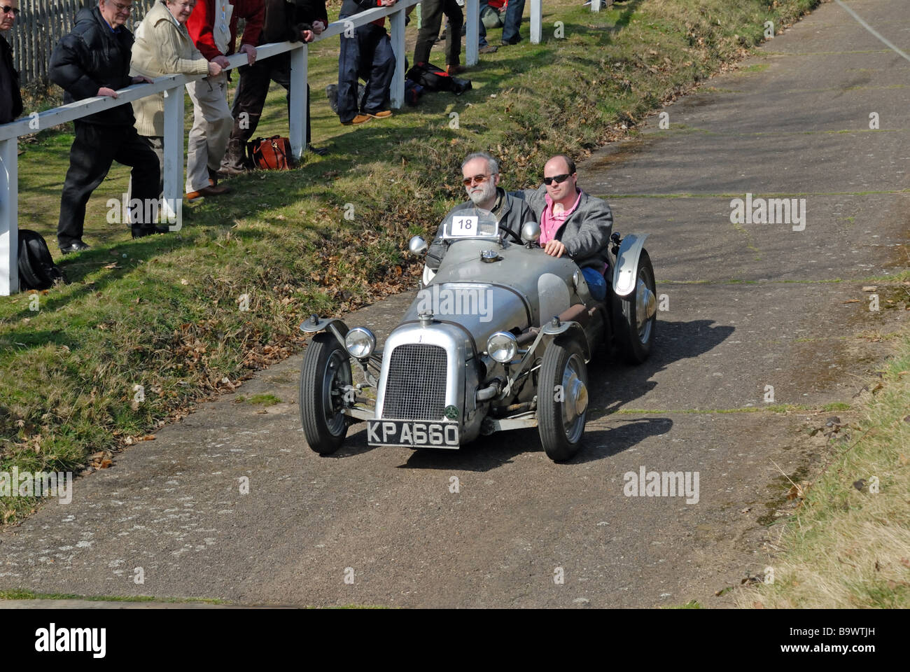 KPA 660 a 1924 37 Austin sieben spezielle Stuart Ulph absteigend mit Geschwindigkeit auf der Brooklands Museum Test Hill Challenge feiert Stockfoto