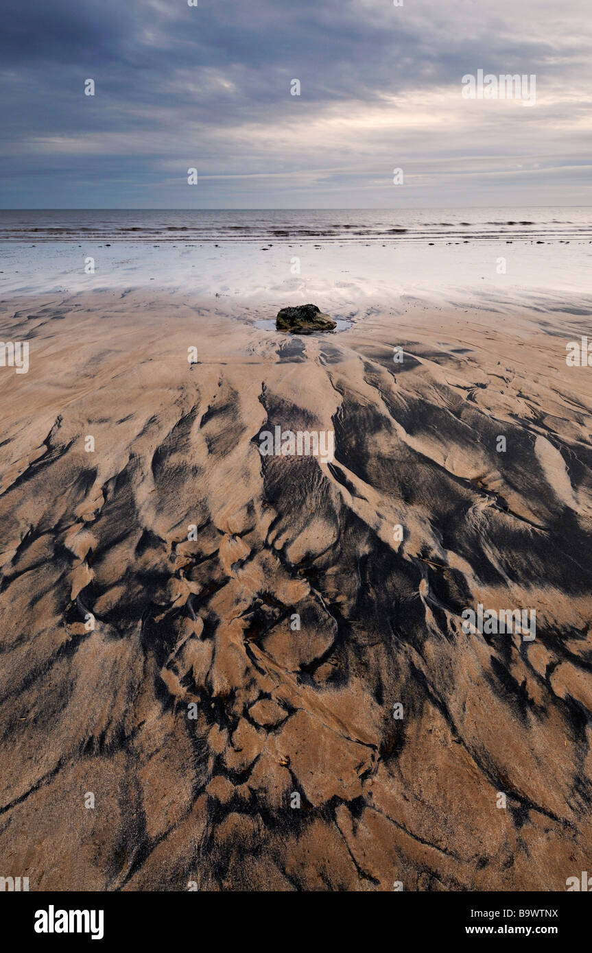 Muster in schwarzem Sand bei Dänen Deich in der Nähe von Bridlington und Flamborough, Yorkshire, England, UK, Europa Stockfoto