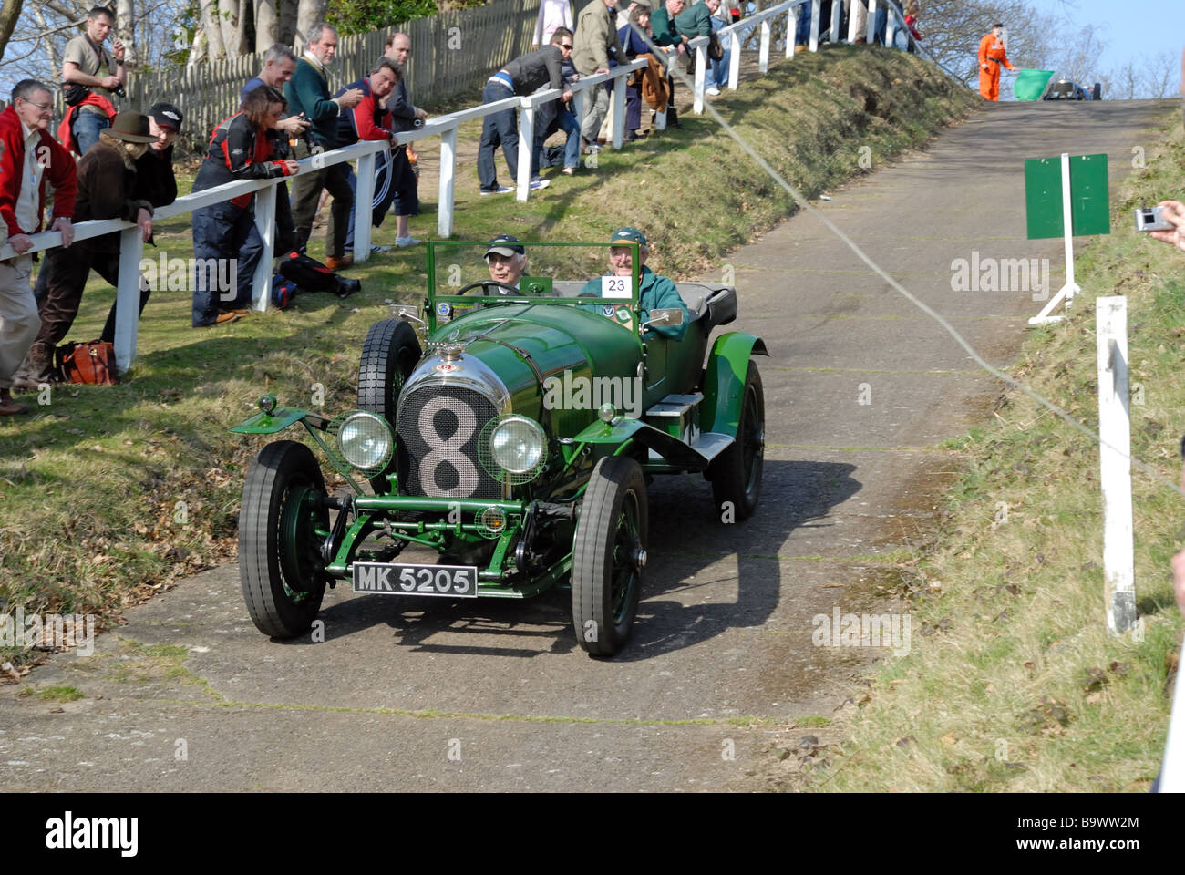 MK-5205 1926 Bentley 3 Liter James Medcalf absteigend mit Geschwindigkeit auf der Brooklands Museum Test Hill Challenge feiert die Stockfoto