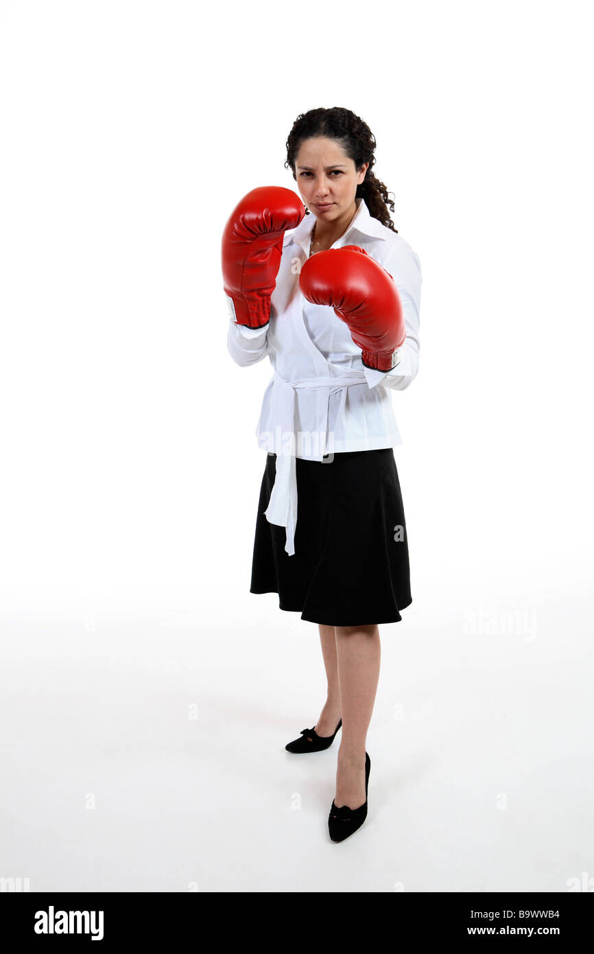 Geschäftsfrau mit Boxhandschuhen isoliert auf weiss Stockfoto