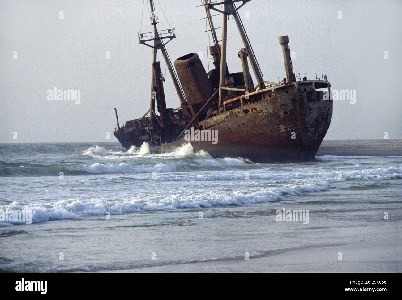 Schiffswrack eines Mehrzweck-Schiffes am Strand an der West Küste von Mauretanien, Westafrika. Stockfoto