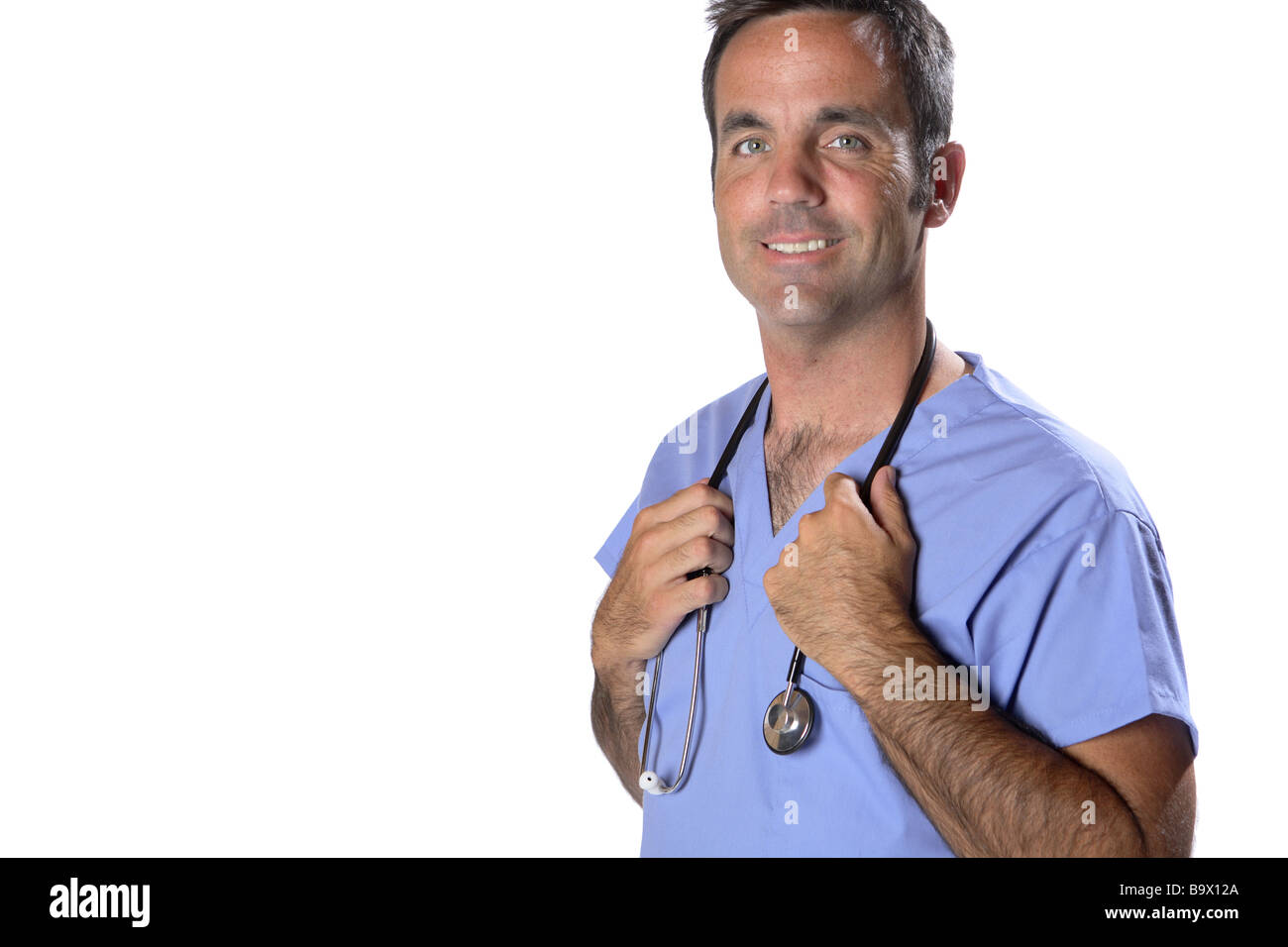 Männlichen Arzt in Scrubs isoliert auf weiss Stockfoto