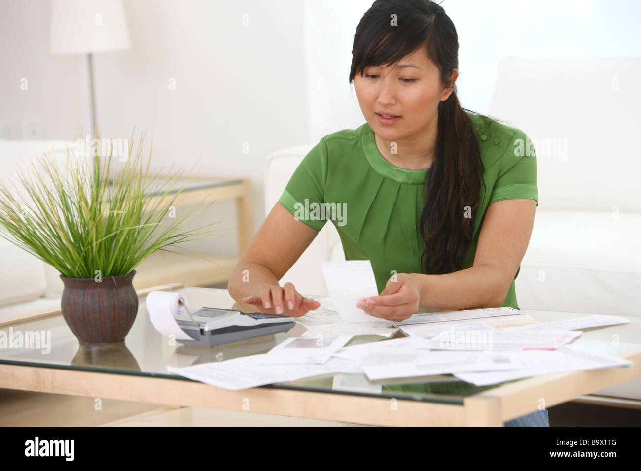Frau im Wohnzimmer auf Finanzen Stockfoto