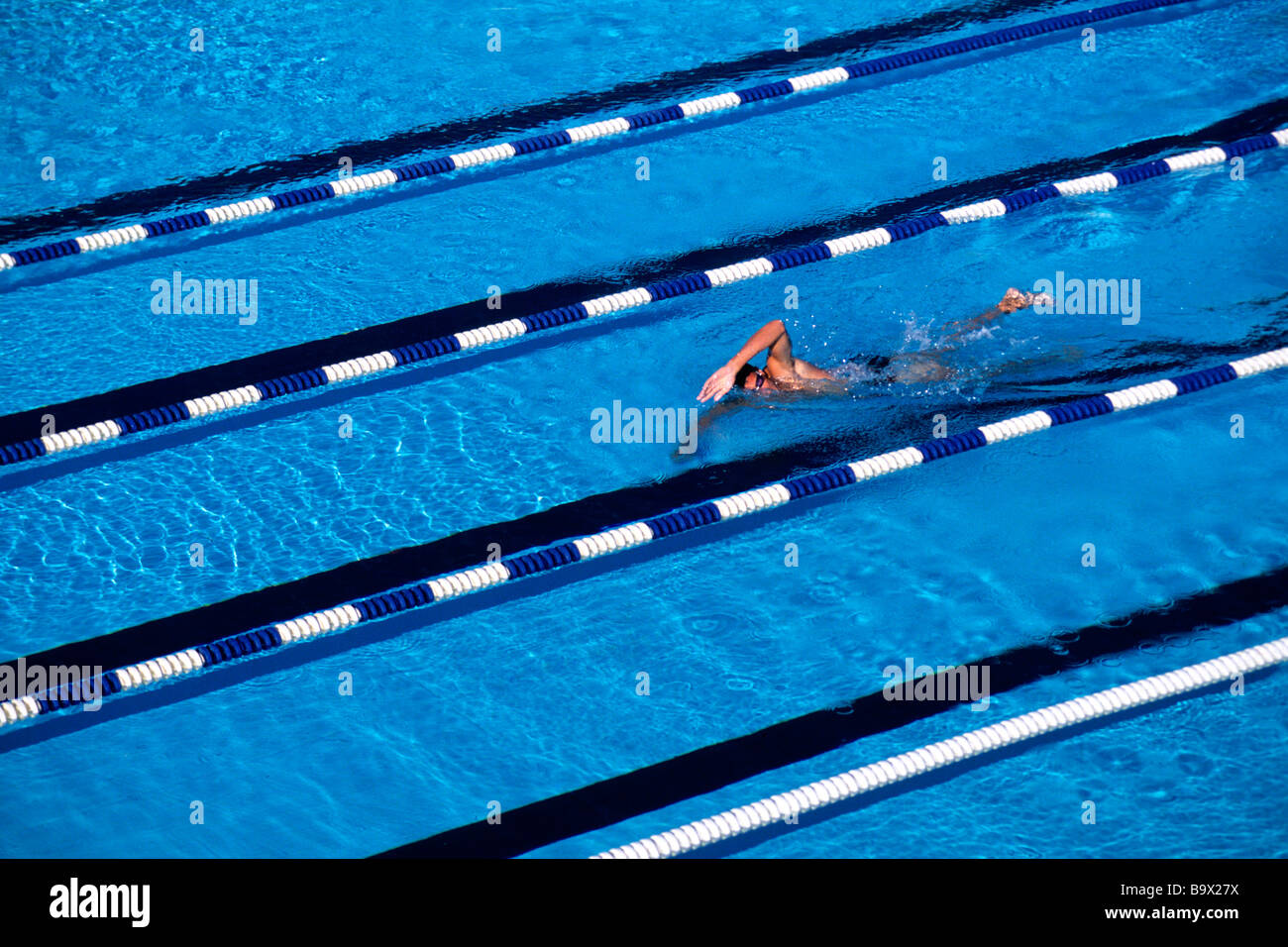 Männliche Schwimmer Trainings runden im pool Stockfoto