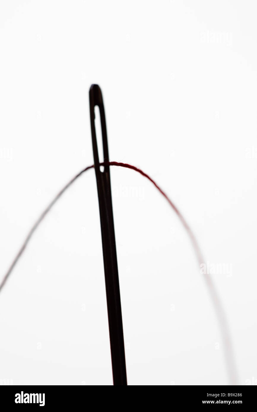 Einfädeln einer Nadel in der silhouette Stockfoto