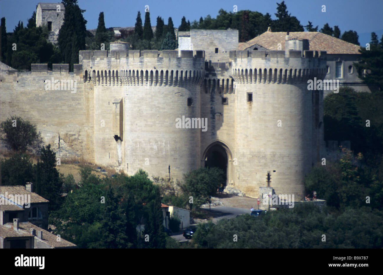 Twin-Eingang oder Wehrtürme der mittelalterlichen Festung von Saint André (c14th), Villeneuve-Les-Avignon, Département Gard, Frankreich Stockfoto