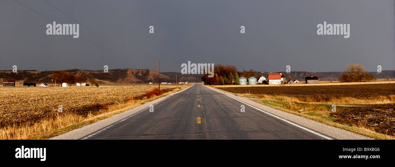 Ein Panorama-Bild von einer Autobahn im ländlichen Südwesten Iowa USA 23. März 2008 Stockfoto