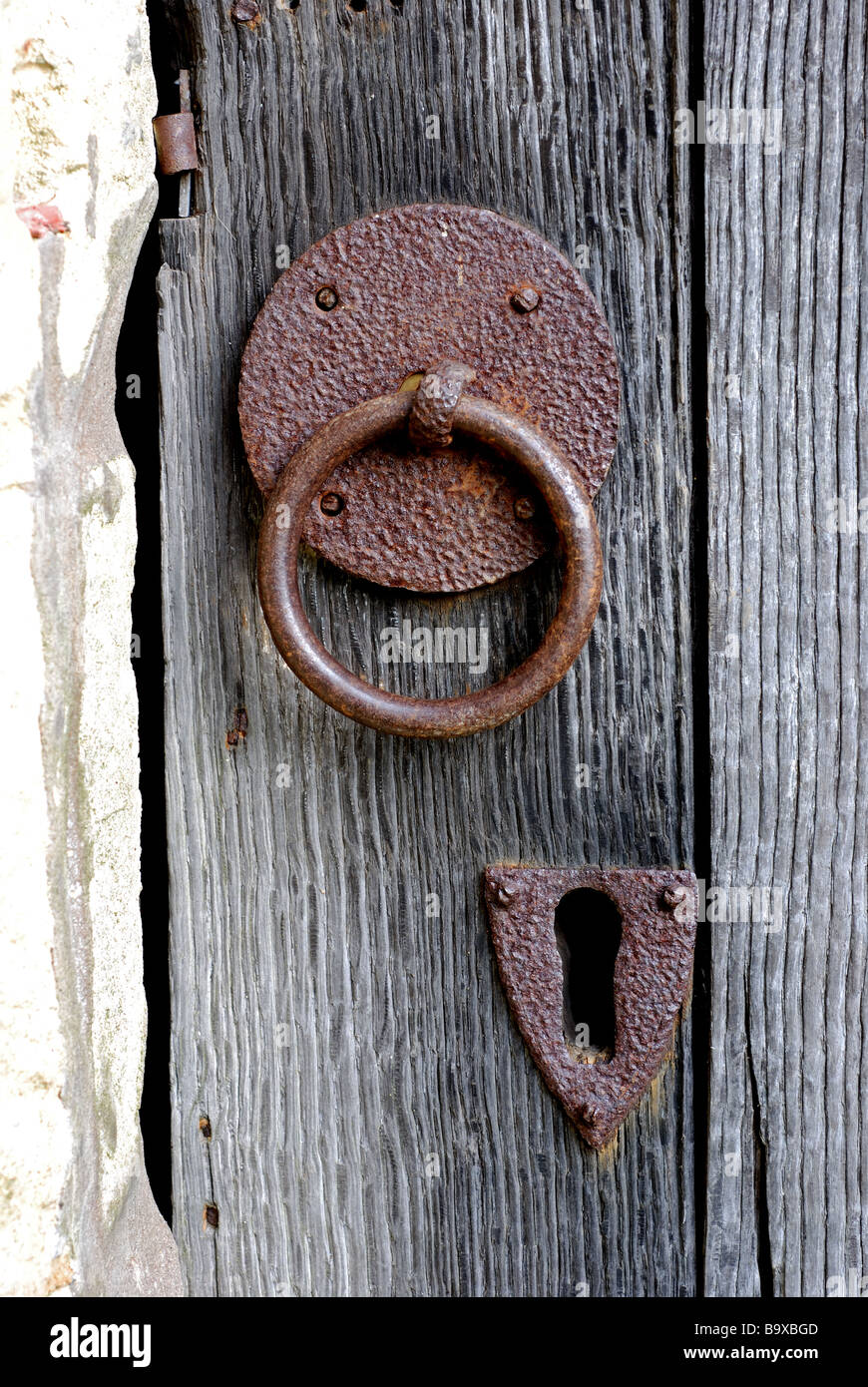 Schlüsselloch und Griff auf alte Tür Stockfoto