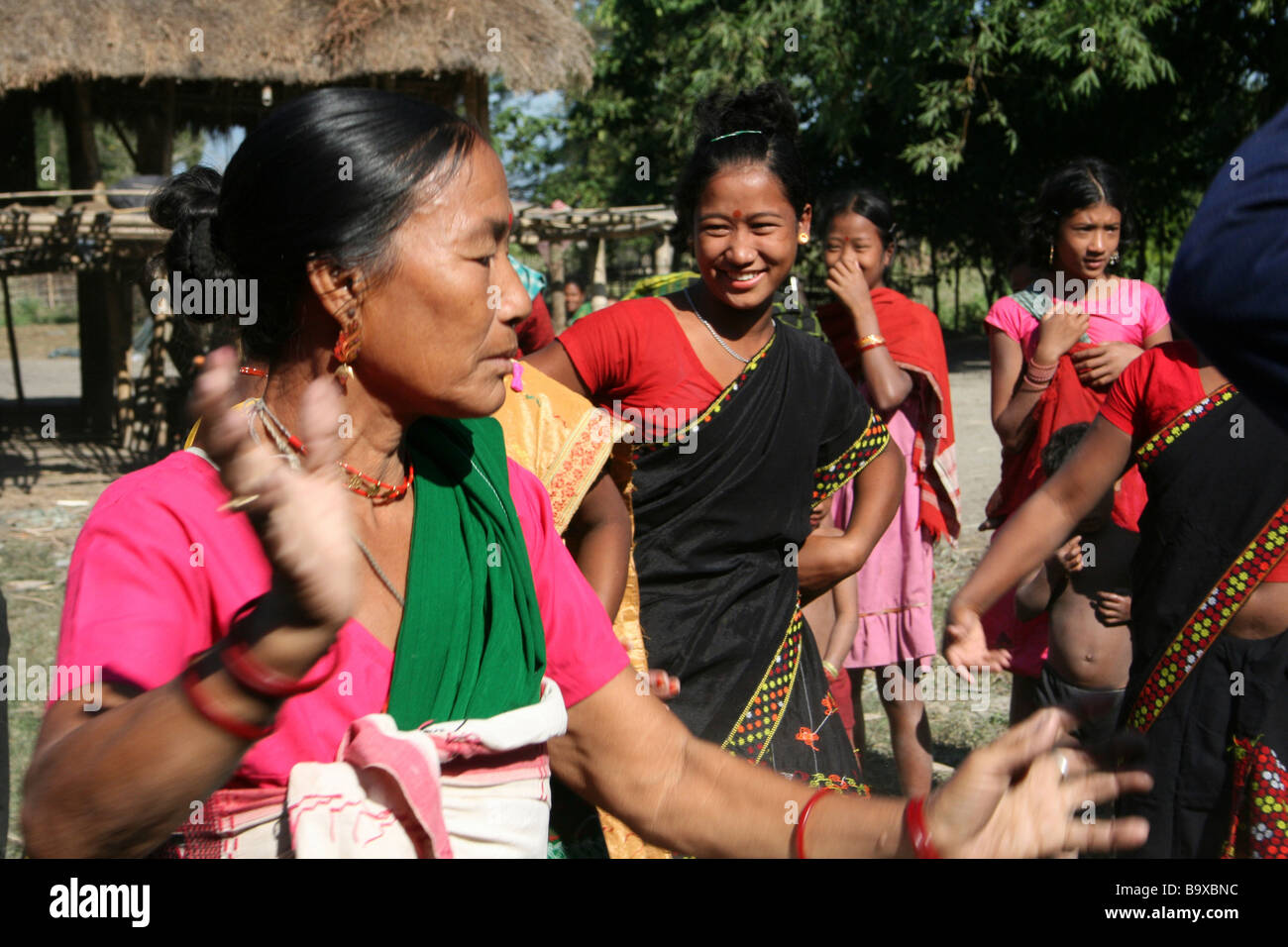 Traditionelle Tänze von Mishing Stamm Dorfbewohner, Assam, Indien Stockfoto