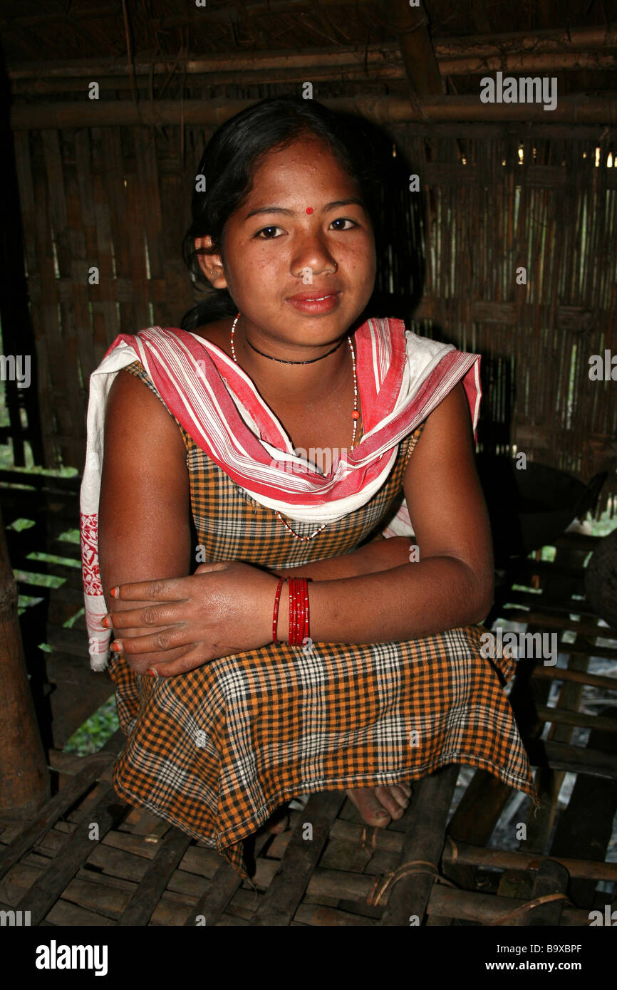 Porträt eines Mädchens Mishing Stamm in traditioneller Kleidung saß in ihrem Stelzenhaus Stockfoto