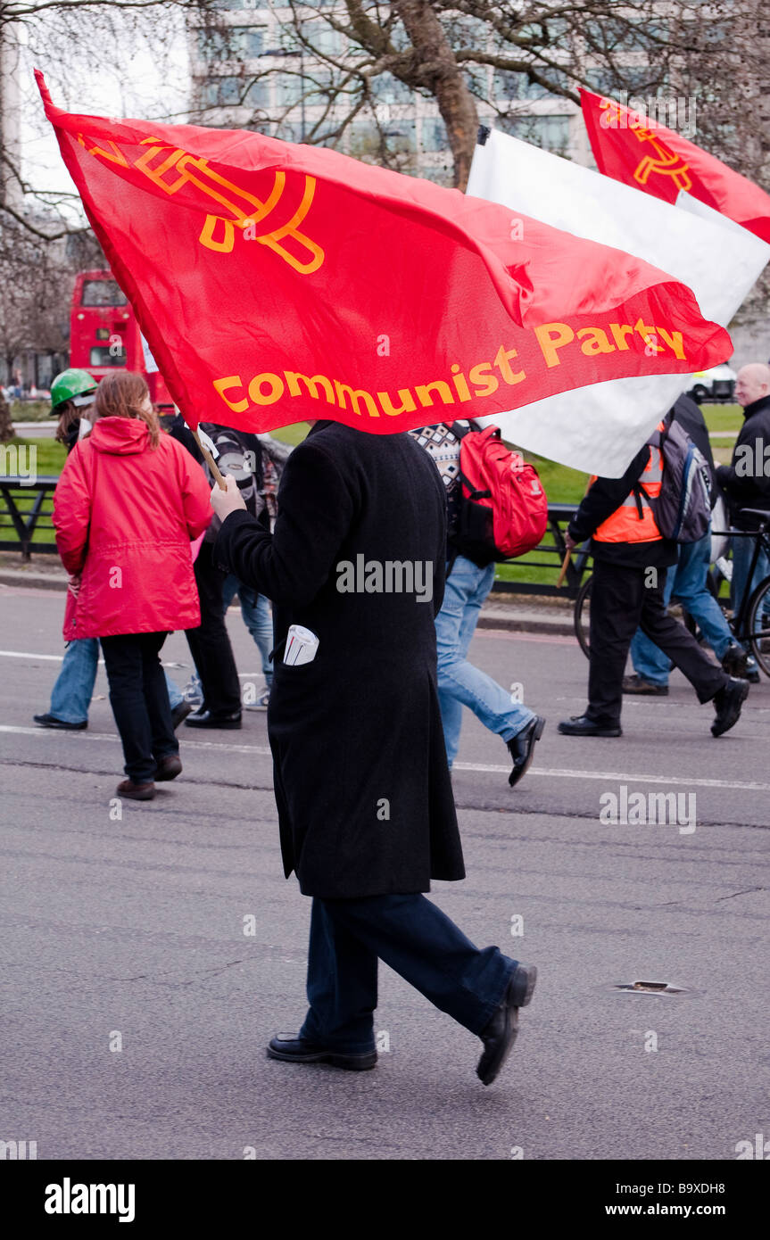 Kommunistische Partei Demonstrant mit Flagge Stockfoto