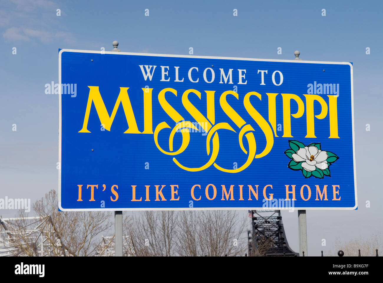 Willkommen im Mississippi Straßenschild auf einer Autobahn, Symbol für Reisen und Tourismus in den USA. Stockfoto