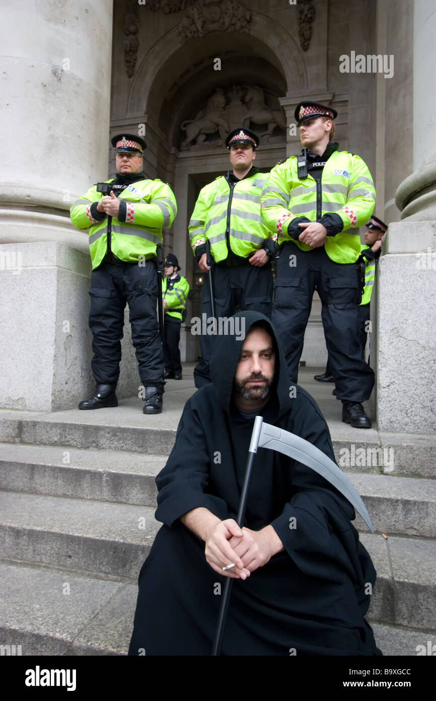 G20-Demonstrationsreihe von Polizeibeamten hinter grimmigem Reaper während, Protest gegen Wirtschaftspolitik und Banker Boni, London Großbritannien Stockfoto