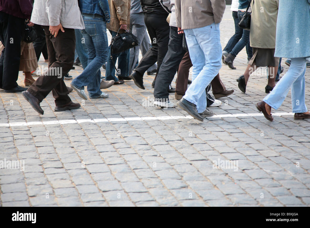 Beine von Touristen auf dem Roten Platz Stockfoto