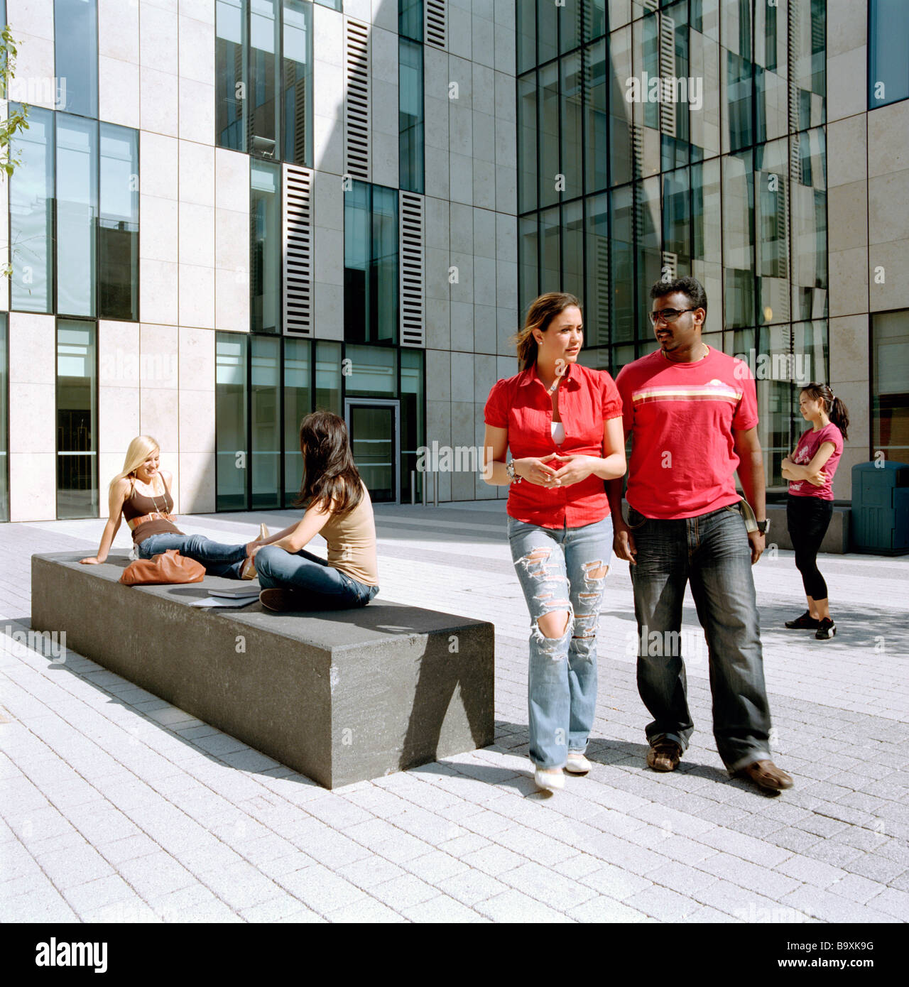 Uni-Campus, Gebäude, jungen Studenten hängen, nehmen es einfach zwischen Klasse und Vorträge Stockfoto