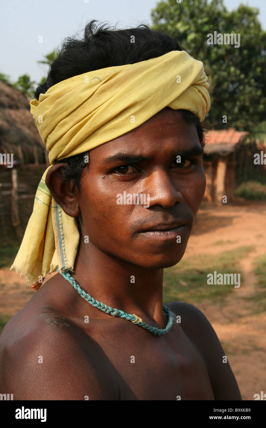 Porträt eines Indianerstammes Dhuruba Mannes tragen gelbe Kopftuch Stockfoto