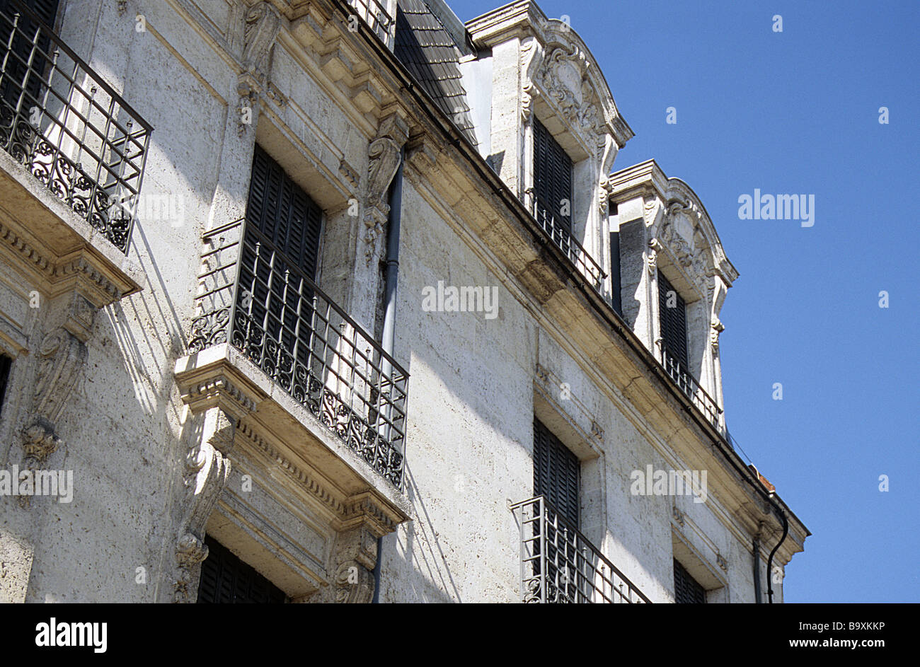 Angouleme SW Frankreich, obere Etage und Dachgeschoss Windows in C19 Gebäude in rue Saint Martial. Stockfoto