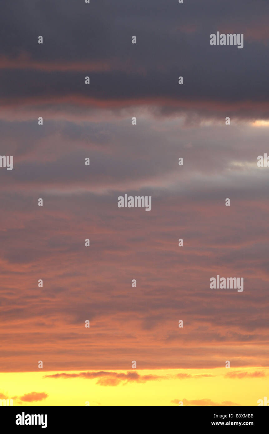 Abendsonne Dämmerung Himmel mit dunklen Wolken Stockfoto Abendsonne Dämmerung Himmel mit dunklen Wolken Stockfoto