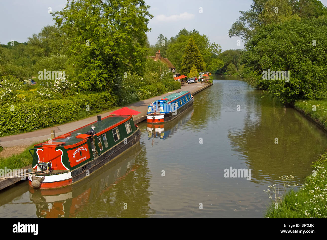 Lastkähne festgemacht außerhalb Globe Inn Linslade, Bedfordshire. Stockfoto