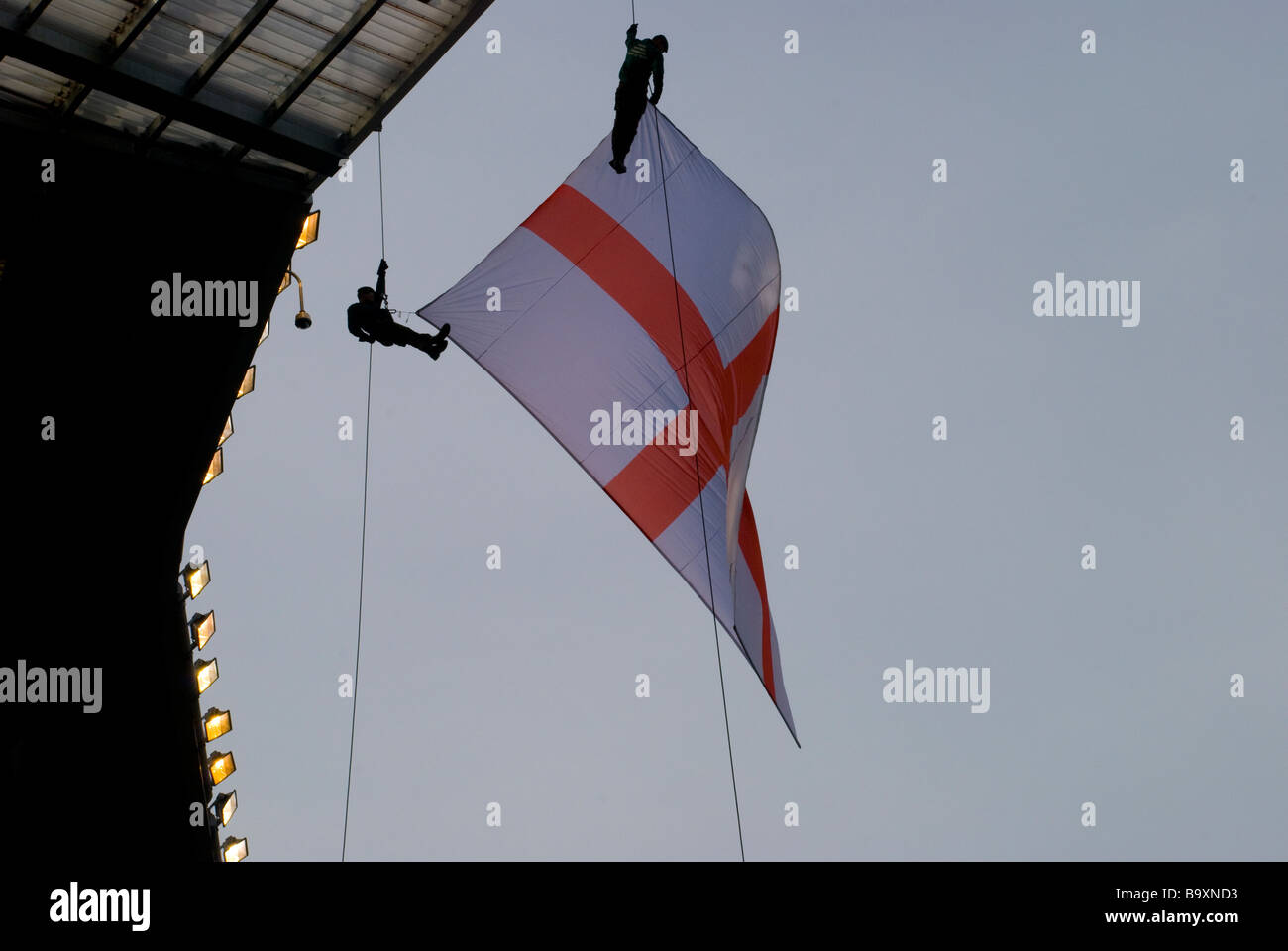 Twickenham Stadion Rugby sechs Nationen England Flagge Abseilen Himmelblau rot weiße stolz Armeetruppen Stockfoto