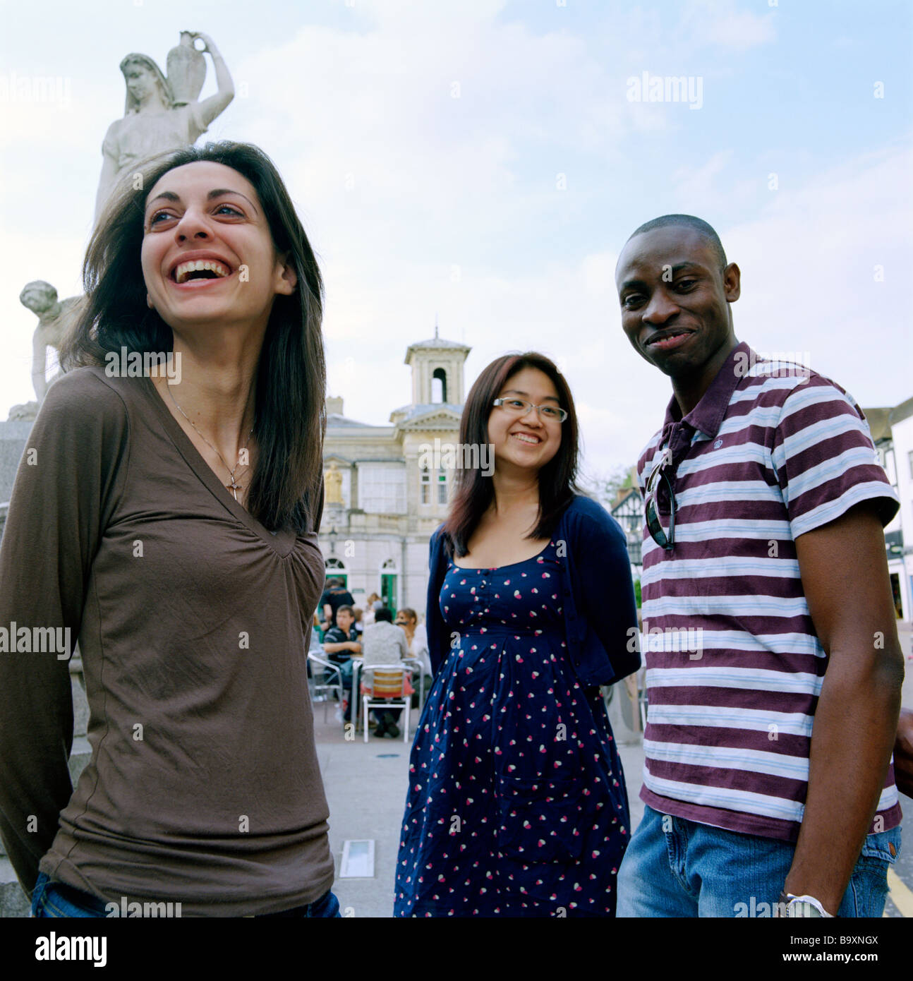 Freunde, Studenten, verschiedener Nationalitäten, glücklich zusammen während des Studiums an der Universität.  Attraktive Mode, lächelnd und glücklich. Stockfoto