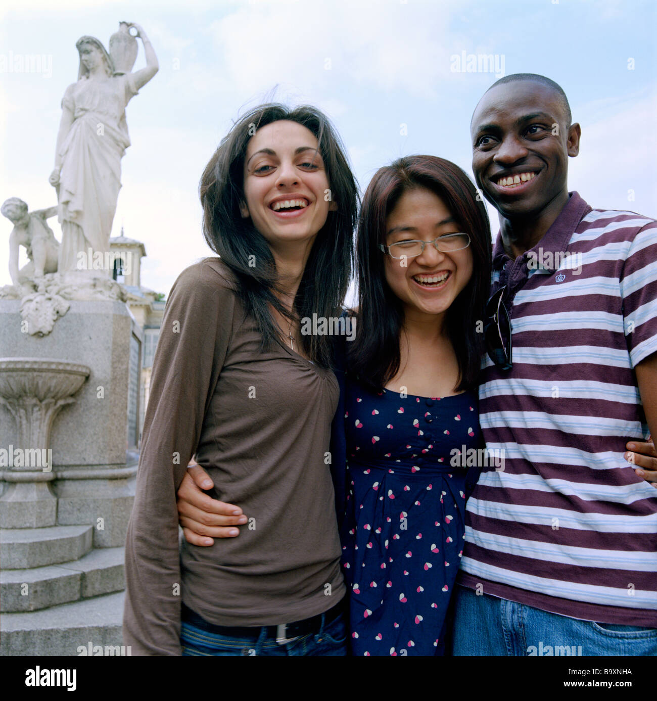 Freunde, Studenten, verschiedener Nationalitäten, glücklich zusammen während des Studiums an der Universität.  Attraktive Mode, lächelnd und glücklich. Stockfoto