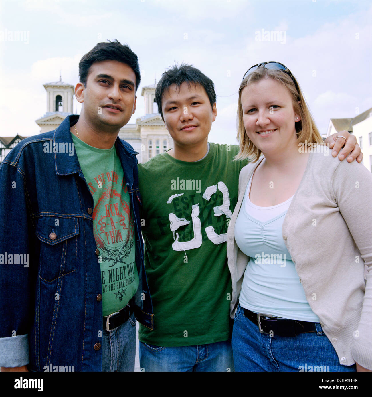 Freunde, Studenten, verschiedener Nationalitäten, glücklich zusammen während des Studiums an der Universität.  Attraktive Mode, lächelnd und glücklich. Stockfoto