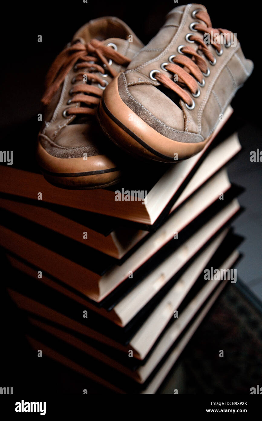 Schuhe auf Bücher Stockfoto