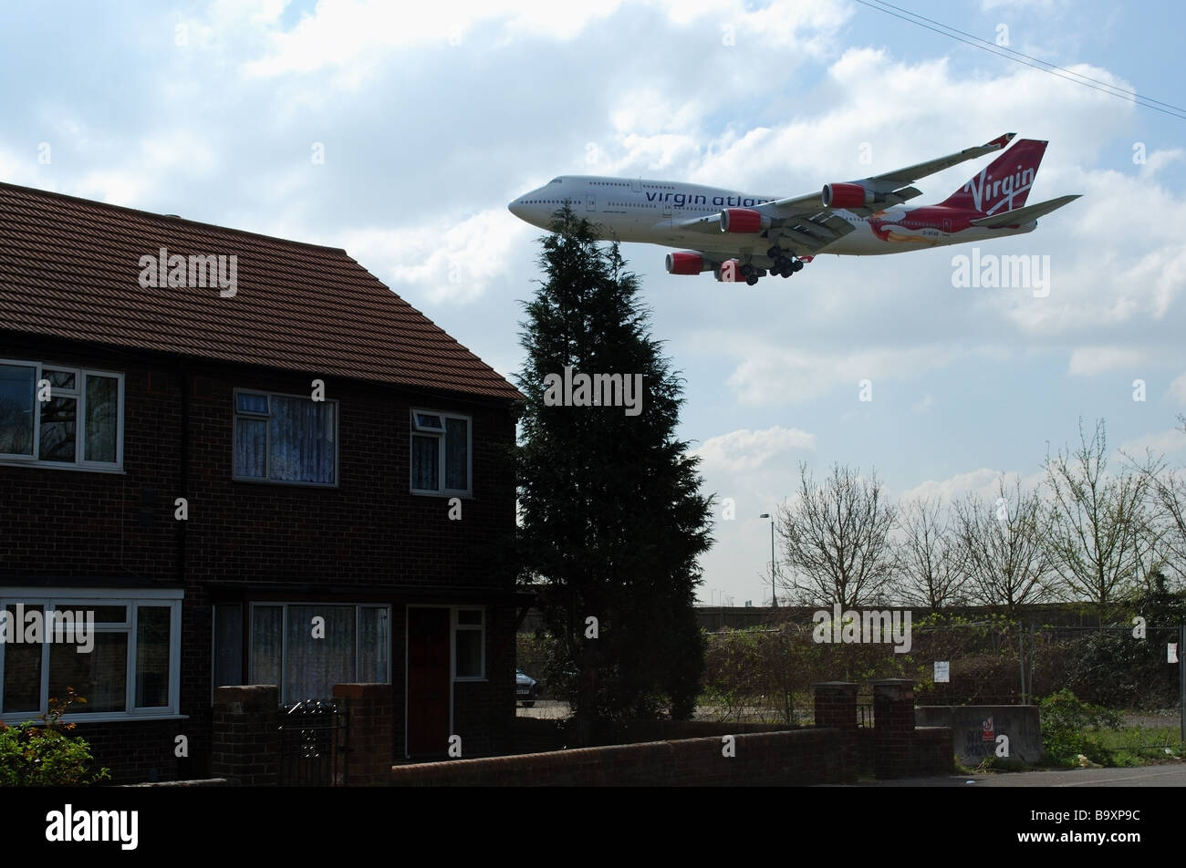 Flugzeug Landung am Flughafen Heathrow über Haus Stockfoto
