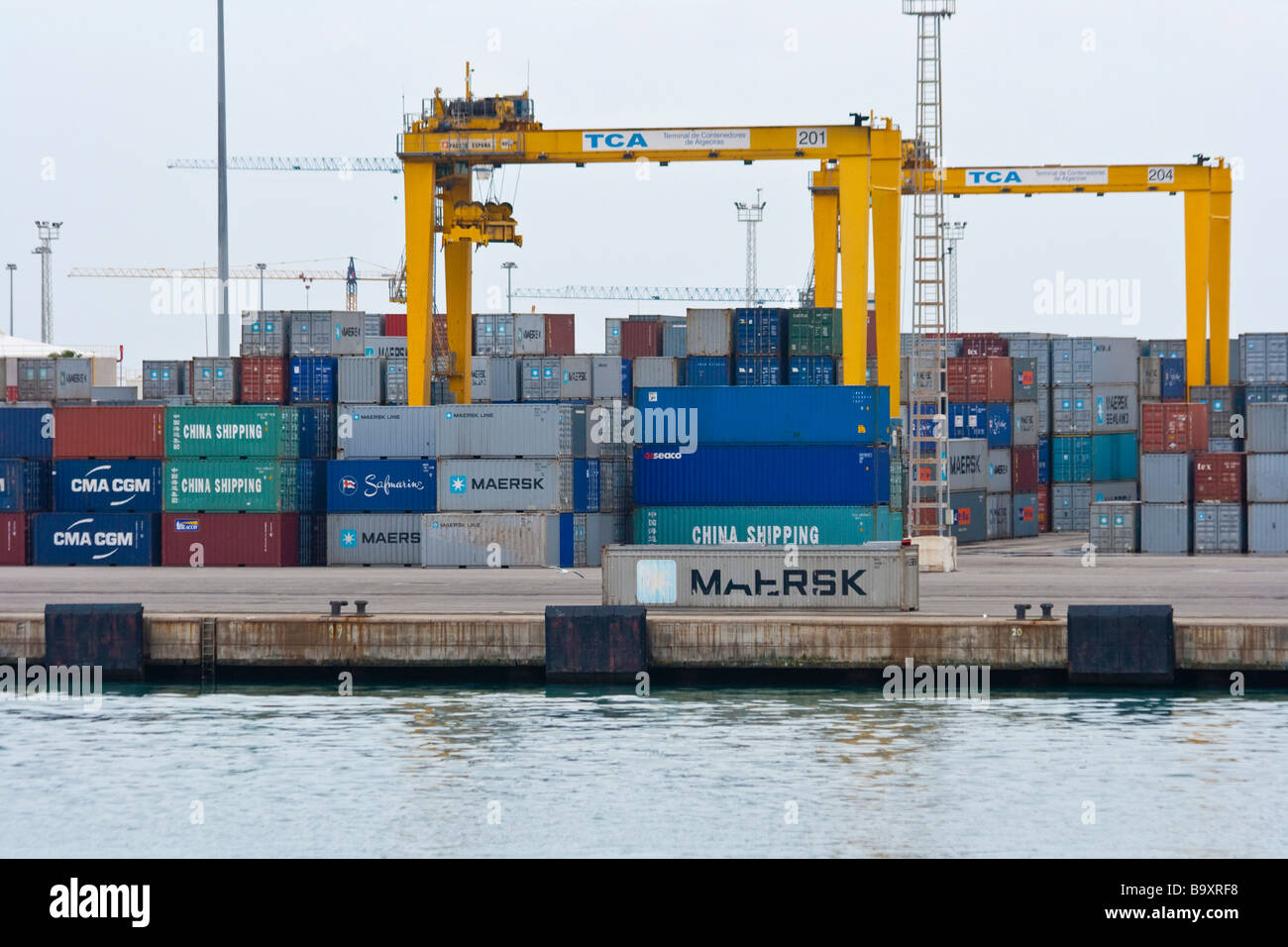 Container im Hafen von Gibraltar Stockfoto