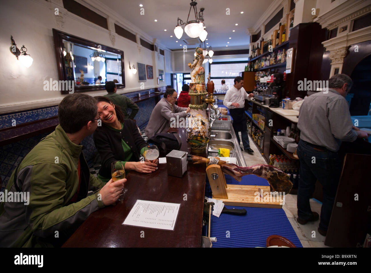 Touristen genießen Wein Bar Europa in Sevilla Spanien Stockfoto