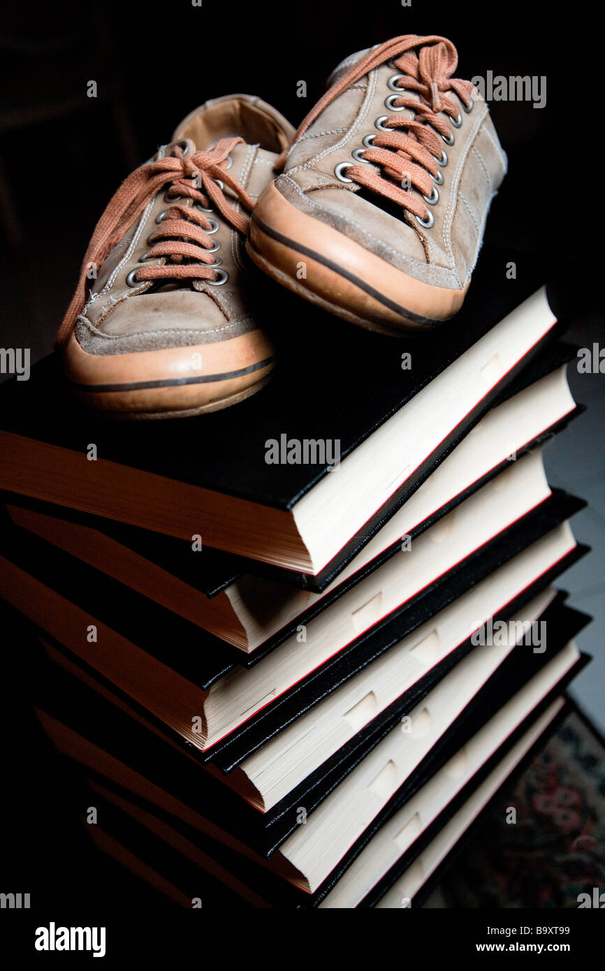 Schuhe auf Bücher Stockfoto