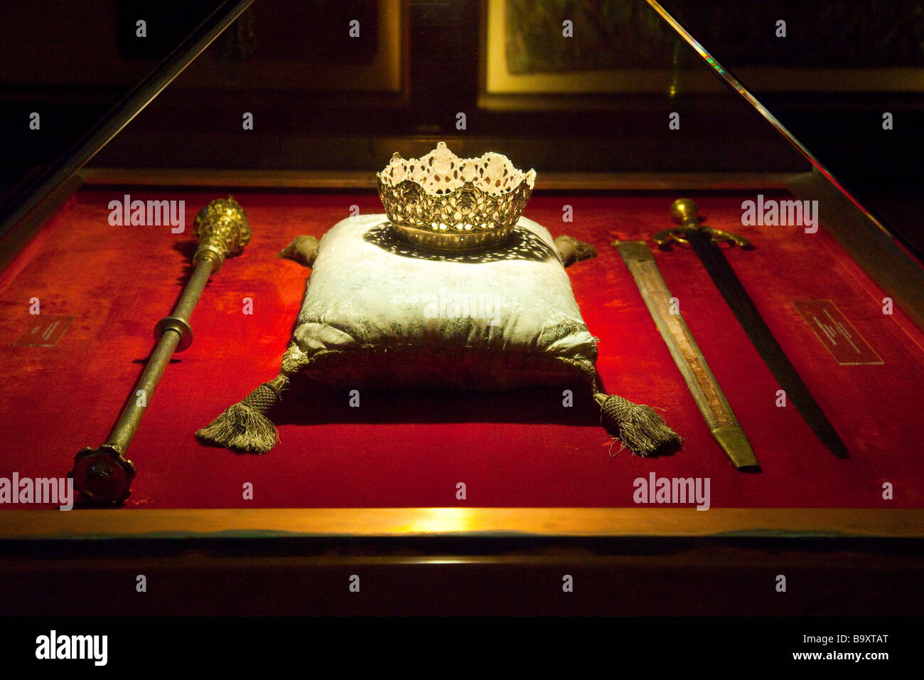 Krone und Zepter von Isabella und Schwert von König Ferdinand in der Sakristei der Capilla Real