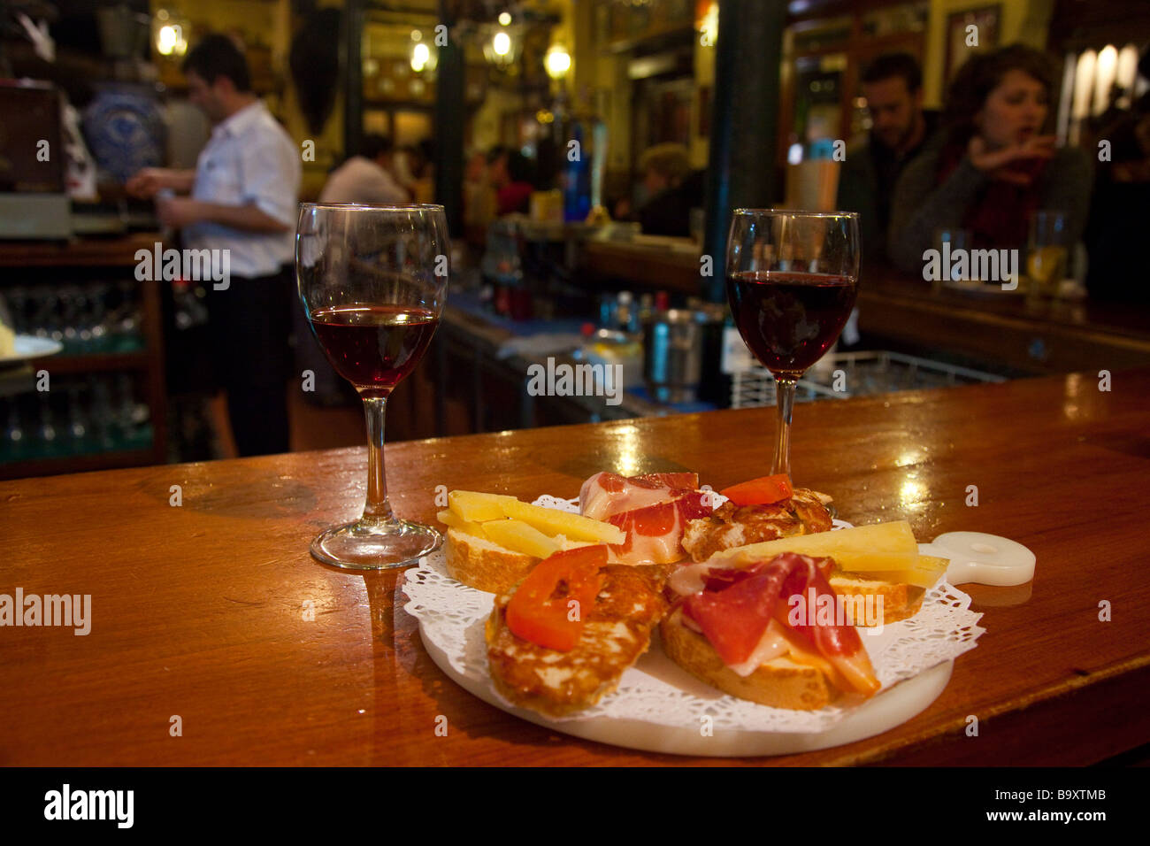 Montadito Tapas und Rotwein bei Bodegas Castaneda in Granada Spanien
