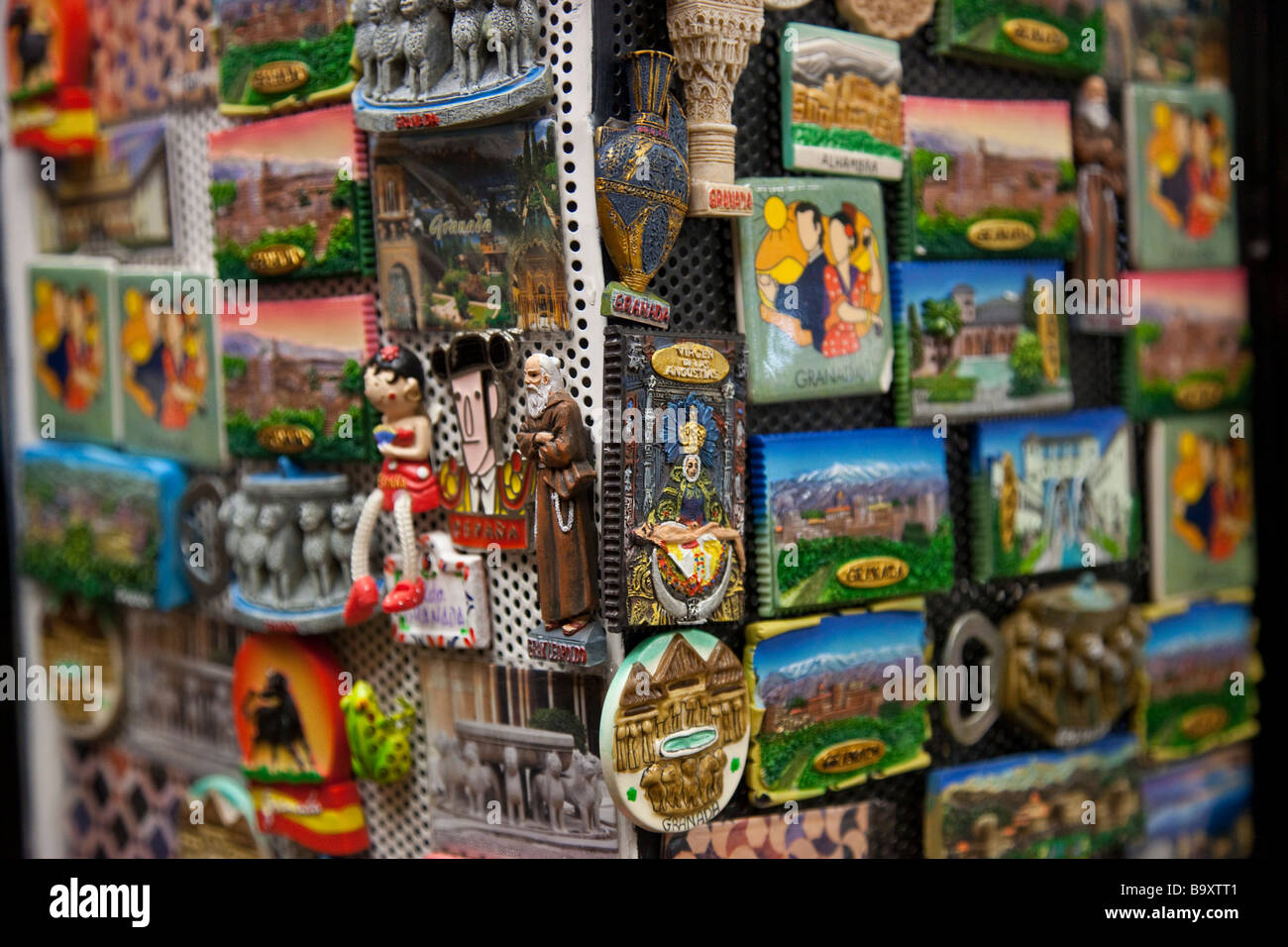 Souvenir-Kühlschrank-Magnete in einem Geschäft in Granada Spanien Stockfoto